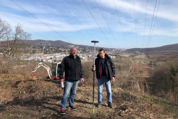 Einmessen einer Kabellegung (von links): Robert Karas, Josef Moser